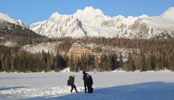 Turisti riskujú život na zamrznutých plesách. V Tatrách sa opakuje nebezpečný zimný trend