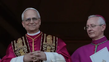 Novým pápežom sa stal Robert Francis Prevost. Vybral si meno Lev XIV.