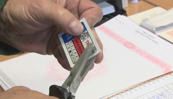 Nálepky na čelnom skle po technickej a emisnej kontrole budú onedlho minulosťou