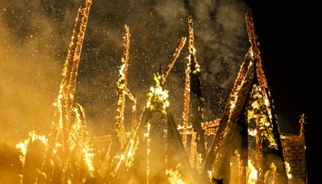 FOTO: Obrovský požiar úplne zničil známy kostol. Neogotická stavba sa zrútila