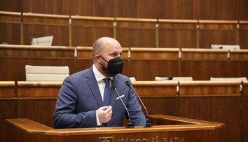 Rezort obrany podal trestné oznámenie na poslancov Kotlebu a Mazureka za šírenie poplašnej správy