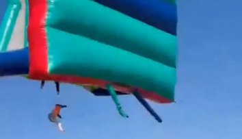 VIDEO: Chvíle hrôzy. Vietor odniesol nafukovací hrad, deti padali z obrovskej výšky