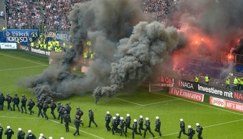 Hamburg prvýkrát v histórii zostúpil z Bundesligy: Hráči plakali, fanúšikovia zúrili