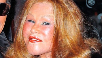 Mačacia žena je zasnúbená. Prsteň je taký drahý, že ju musí strážiť ochranka