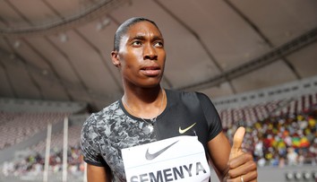 Juhoafrická atlétka Caster Semenyová vymenila tretry za kopačky