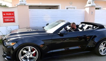 Policajná razia u populárneho MMA zápasníka pred Štedrým dňom. Pre drogy zadržali dve osoby