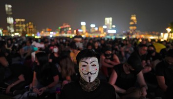 V Hongkongu platí zákaz nosenia masiek. Obvinili prvých dvoch demonštrantov