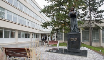 Univerzita M. Bela má 25 rokov, polyhistorovi odhalili v areáli sochu