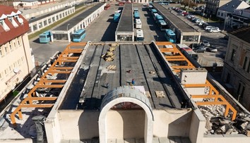 Autobusovú stanicu v Topoľčanoch poškodil dážď. Budovu zatvorili