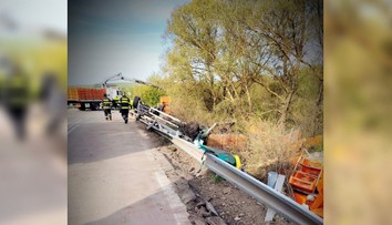 Prevrátený kamión pri Humennom úplne zablokoval cestu. Na mieste zasahujú záchranné zložky