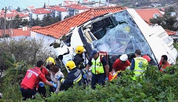 Na ostrove Madeira po havárii autobusu zomrelo 29 turistov. Z vraku vyliezali aj štvornožky