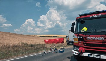 Smrteľná nehoda pri Partizánskom. Kamión prešiel do protismeru, zomrela žena (†37)