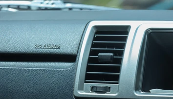 Mnohí Slováci môžu jazdiť s rizikovým airbagom. Zistite, či sa to týka aj vás