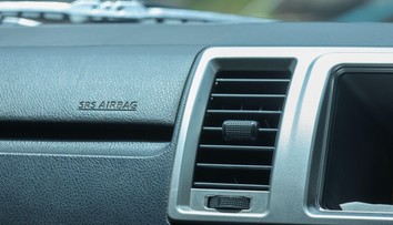 Mnohí Slováci môžu jazdiť s rizikovým airbagom. Zistite, či sa to týka aj vás