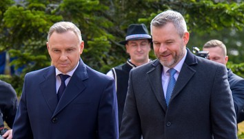 Po 10 rokoch sa lúči s funkciou prezidenta. Duda dostal od Pellegriniho praktický darček