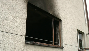 Rušná noc v bytovke v Brusne. Obyvatelia zavolali na hlučného suseda políciu, ten mal neskôr podpáliť byt