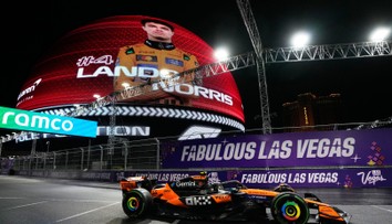 Kráča Norris za premiérovým titulom? V Las Vegas získal ďalšiu pole position, Piastri odštartuje až piaty