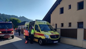 Syn zachraňoval nadránom matku z horiacej izby, nadýchal sa splodín