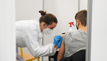 EMA spochybnila možnosť plošného očkovania štvrtou dávkou