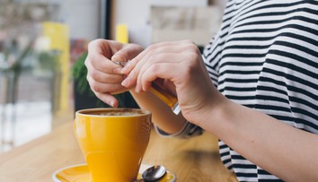 Koniec balených mliek a cukrov do kávy: Európska únia mení pravidlá balenia potravín