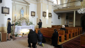 Katolíci si cez deň spomínajú na mŕtveho Krista, večer slávia veľkonočnú vigíliu