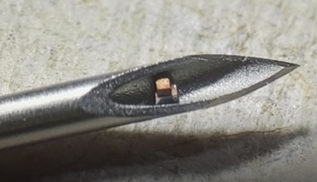 Nová nádej pre chorých. Vedci vyvinuli mikročip, ktorý sa dá implantovať do tela