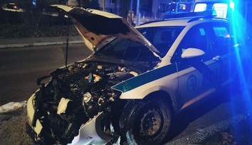 V Revúcej sa zrazili dve autá, vrátane policajného. Pri nehode utrpeli zranenia tri osoby