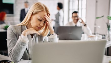 „Spala som v práci na zemi,“ opisuje Slovenka. Čo robiť, ak vás šéf núti zostať, keď sa cítite zle