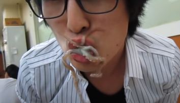 Muž zomrel pri konzumácii juhokorejskej delikatesy. V krku mu uviazla živá chobotnica