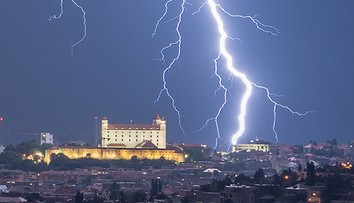 Dankov stožiar zasiahol blesk. Pozrite si VIDEO