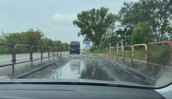 Obrovské výtlky a zničené autá. Dezinfekčný brod z Rajky do Rusoviec je v katastrofálnom stave