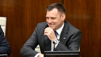 Pod ministrom Tarabom sa trasie stolička. Fico pripustil zásadný krok