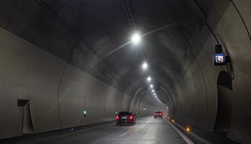 Nehoda uzavrela tunel Višňové. Zrazili sa dve dodávky, dopravu odklonili
