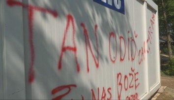 „Satan, odíď. Bože, ochraňuj nás.“ Vandal posprejoval areál, kde sa bude konať rockový festival