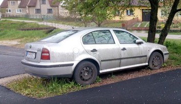 V Trenčianskej Teplej ktosi spravil nechcený ostrovček. Komické parkovisko baví internet
