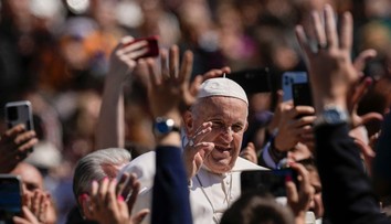 Pápež udelil veľkonočné požehnanie Urbi et orbi. Prosil aj o osvietenie Rusov