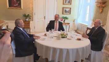 Prezident Kiska obedoval s predchodcami. Vyčítali mu udeľovanie vyznamenaní
