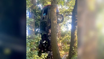 Auto ostalo po náraze zapichnuté v zemi. Vodič (†30) zraneniam na mieste podľahol