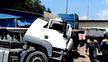 VIDEO: Nešťastie v Rusku. Počas vykládky sa zrútil príves, vodič na mieste zahynul