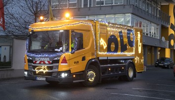 Bratislavu baví netradičná atrakcia. Smetiarske auto sa zmenilo na vianočný hit