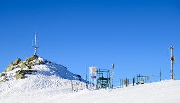 Výstrahy pred vetrom na horách a snehovými jazykmi. SHMÚ varuje
