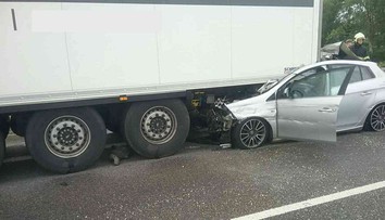 Smrteľná nehoda na R1 v smere na Nitru. Zrážku auta s kamiónom neprežila jedna osoba