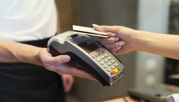 Aj na dovolenke už platíme takmer všade kartou. Pozor však na poplatky