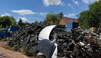 FOTO: Rozoberali autá načierno? Enviropolícia zasahuje pri Komárne