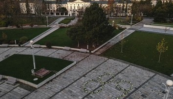 Iniciatíva Za Slušné Slovensko umiestnila na námestia viacerých miest tisícky kvetov