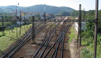 Nešťastie na železnici. Muž spadol z vagóna, zasahoval vrtuľník