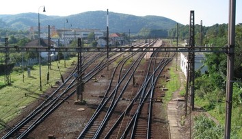 Nešťastie na železnici. Muž spadol z vagóna, zasahoval vrtuľník