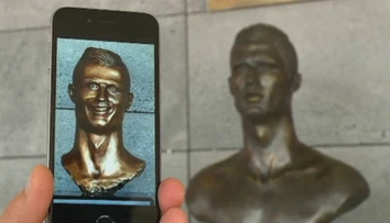 Bola na smiech, teraz ju nahradili. Pozrite si novú bustu Cristiana Ronalda