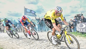Van Aert po rokoch smoly vyhral Paríž-Roubaix. V pretekoch sezóny zdolal Pogačara na ikonickom velodrome