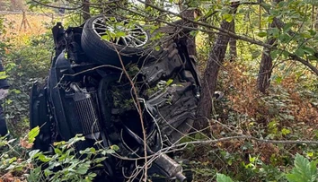 Na D2 pristál vrtuľník. Auto skončilo prevrátené mimo diaľnice